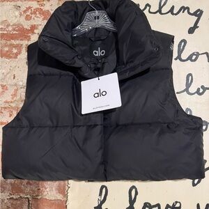 Alo yoga super cropped black down vest